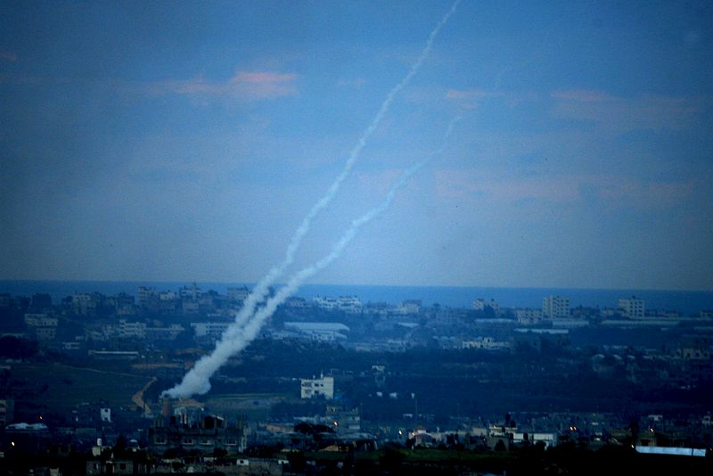 Milicianos palestinos lanzan cohetes Kassan hacia Israel en la frontera de Gaza.