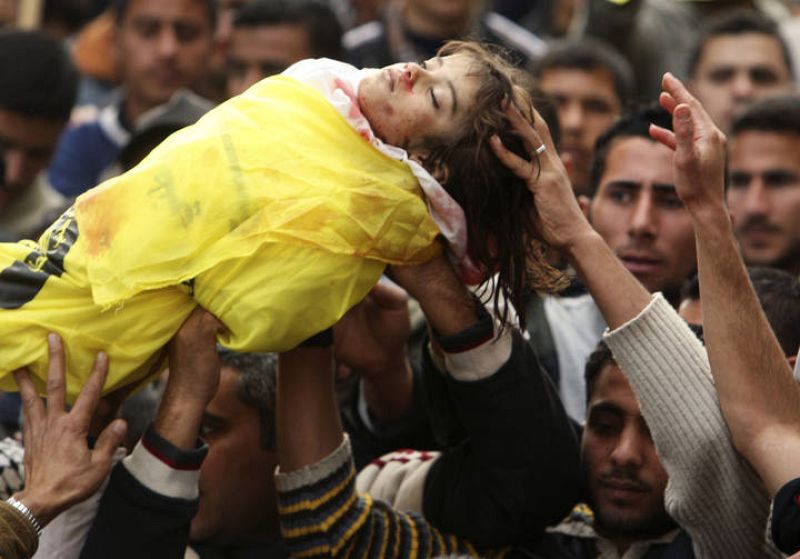 Entierro de Lama Hamdam, una niña de cuatro años que ha muerto en uno de los bombardeos que Israel mantiene sobre la Franja de Gaza desde el sábado 27 de diciembre.  