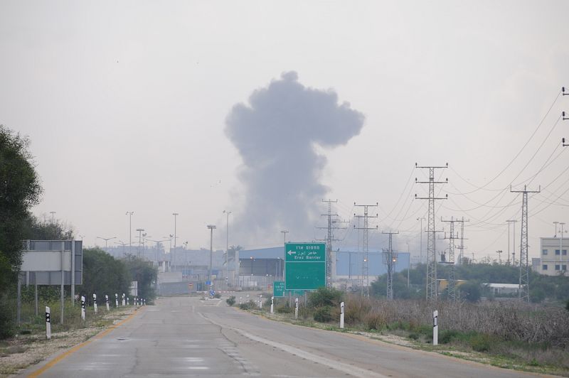 Bombardeo israelí en la mañana de este martes junto la frontera de Gaza. (30/12/08)