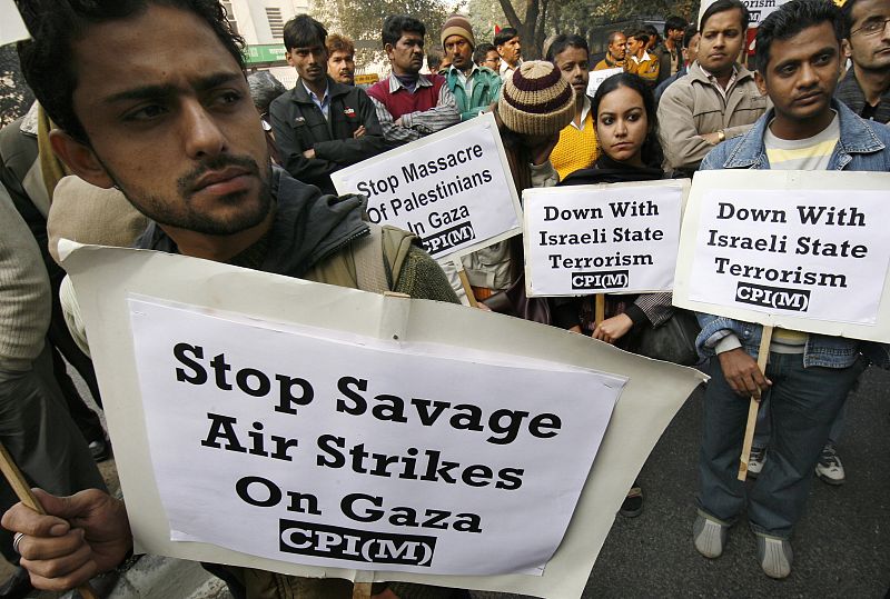 Activistas del Partido Comunista de la India protestan contra los ataques de Israel sobre la Franja de Gaza. (30/12/08)