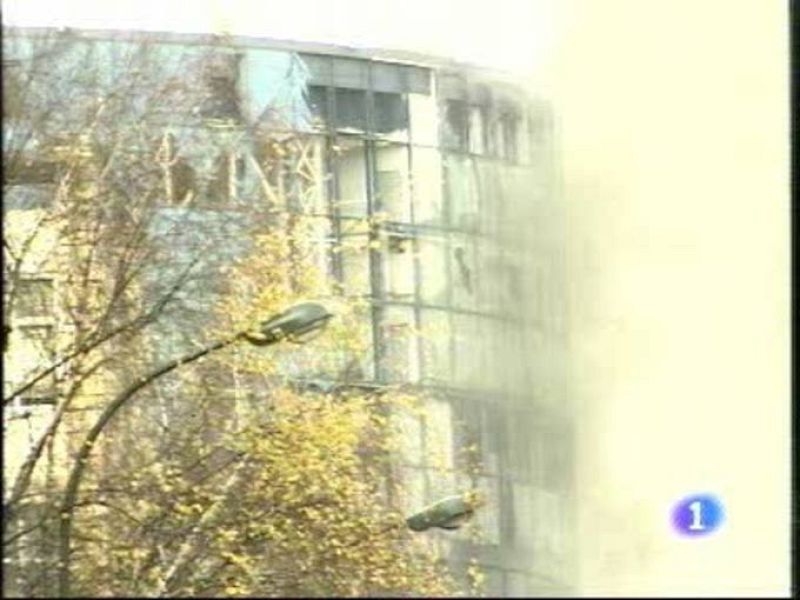 ETA hace estallar una furgoneta bomba junto a la sede de la Televisión Autonómica Vasca en Bilbao.