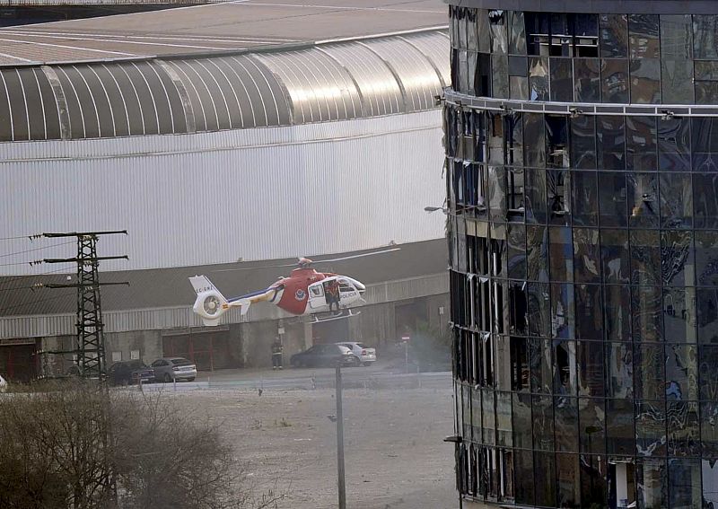 Un helicóptero de la Ertzantza vuela junto a la sede de la Televisión autonómica del País Vasco, EITB, en el centro de Bilbao, tras la explosión de un artefacto sobre las 11:05 horas de este jueves.