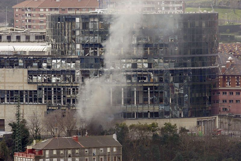 Sede de la Televisión autonómica del País Vasco, EITB, en el centro de Bilbao, tras la explosión de un artefacto sobre las 11:05 horas de este jueves.