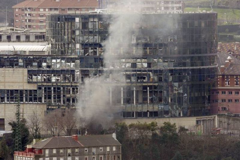 Sede de la Televisión autonómica del País Vasco, EITB, en el centro de Bilbao, tras la explosión de un artefacto sobre las 11:05 horas de este jueves. 