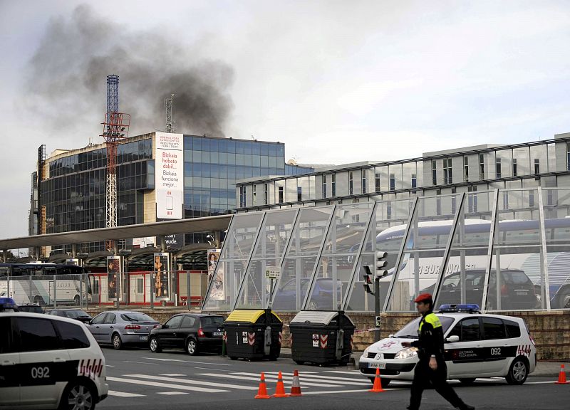 Un artefacto ha estallado en la sede de la Televisión autonómica del País Vasco, EITB, en el centro de Bilbao, tras recibir a las 10.00 horas una llamada telefónica de aviso en nombre de ETA a los bomberos de Bilbao.