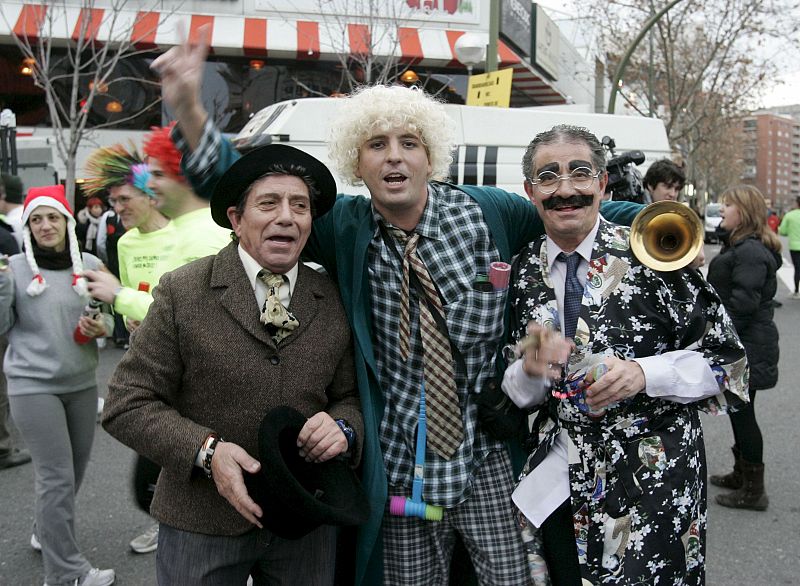 Imagen de algunas de las personas que han presenciado el comienzo de la tradicional carrera popular San Silvestre Vallecana, en la que se han inscrito 27.500 corredores.