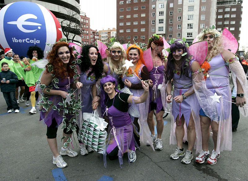 Atuendos de los más variopintos para participar en la San Silvestre más multitudinaria.