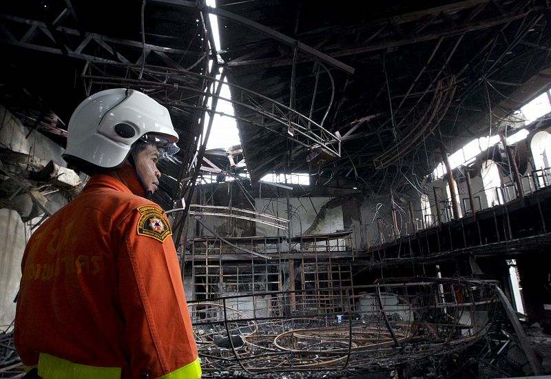 Al menos 60 personas han muerto al incendiarse la sala de fiestas donde celebraban la Nochevieja en Bangkok, Tailandia.