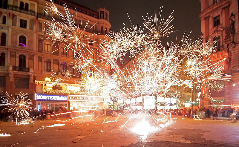 Petardos y bengalas en la plaza Stephanplatz de Viena (Austria) anoche antes de la llegada del Año Nuevo 2009. Cientos de vieneses y turistas se congregaron en el centro de la ciudad para recibir al 2009.