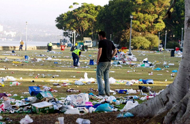 Trabajadores municipales limpian Darling Point en Sidney (Australia) el 1 de enero tras las celebraciones por la llegada del Año Nuevo 2009.