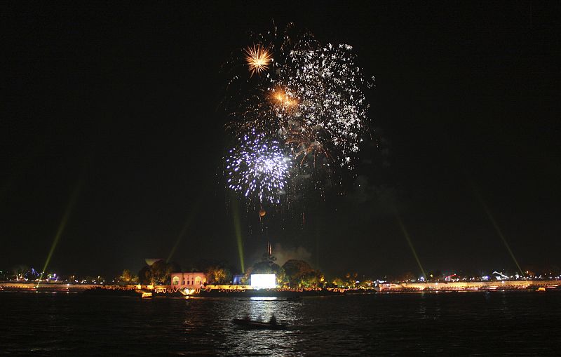 Fuegos artificiales sobre el lago Kankaria durante la celebración del año nuevo.