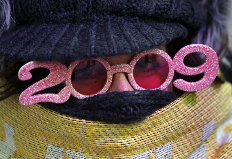 Una mujer recibe el 2009 con unas graciosas gafas en Times Square, Nueva York.