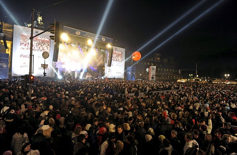 Miles de personas disfrutan de un concierto organizado detrás de la Puerta de Brandemburgo en Berlín (Alemania) en la madrugada de hoy jueves 1 de enero para celebrar la llegada del Año Nuevo 2009.