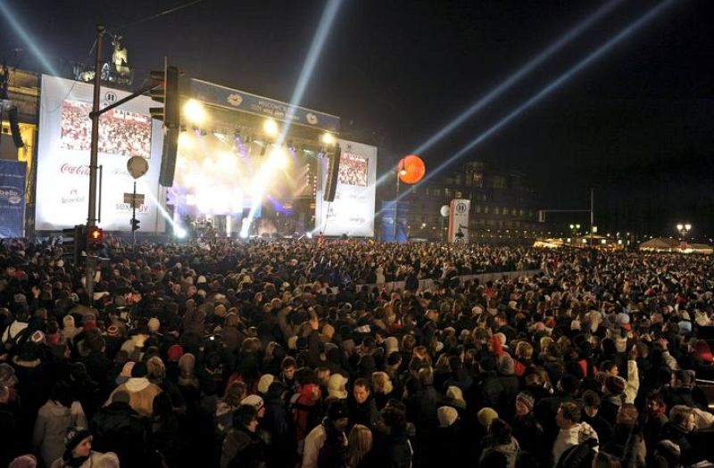 Miles de personas disfrutan de un concierto organizado detrás de la Puerta de Brandemburgo en Berlín (Alemania) en la madrugada de hoy jueves 1 de enero para celebrar la llegada del Año Nuevo 2009. 