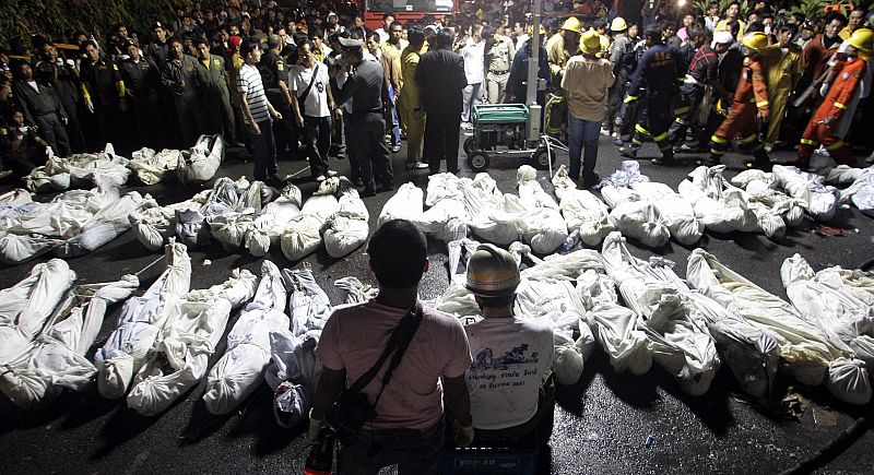 Al menos 60 personas han muerto al incendiarse la sala de fiestas donde celebraban la Nochevieja en Bangkok, Tailandia.