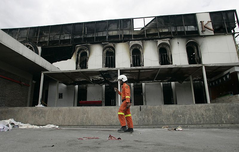 Al menos 60 personas han muerto en el incendio de una discoteca de Bangkok, Tailandia, donde se celebraba la Nochevieja.