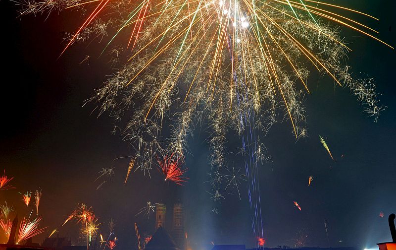 Un espectáculo de fuegos artificiales ilumina el cielo de Múnich (Alemania) en la madrugada del jueves 1 de enero para celebrar la llegada del Año Nuevo 2009.