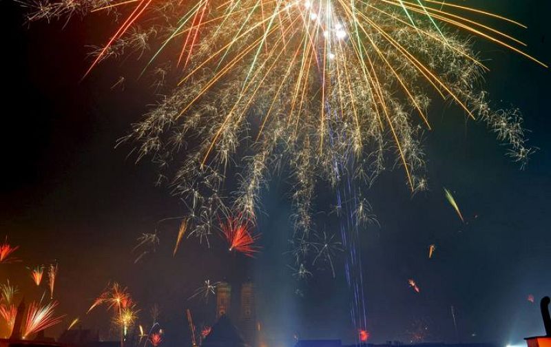 Un espectáculo de fuegos artificiales ilumina el cielo de Múnich (Alemania) en la madrugada del jueves 1 de enero para celebrar la llegada del Año Nuevo 2009. 