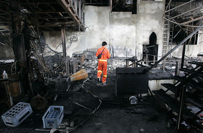 Al menos 60 personas han muerto en el incendio de una discoteca de Bangkok, Tailandia, donde se celebraba la Nochevieja.