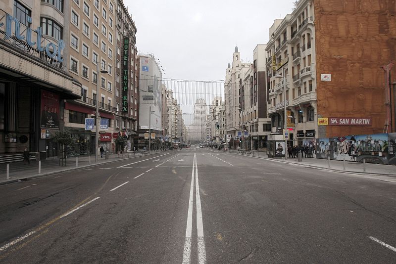 Aspecto que presentaba la Gran Vía madrileña, sin tráfico y apenas gente, en la mañana del primer dia del año 2009.