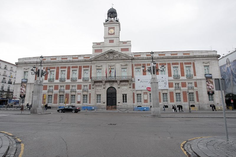 Aspecto que presentaba a primera hora del 1 de enero de 2009 la madrileña Puerta del Sol, una vez efectuada la limpieza del lugar, tras las tradicionales campanadas de Fin de Año.