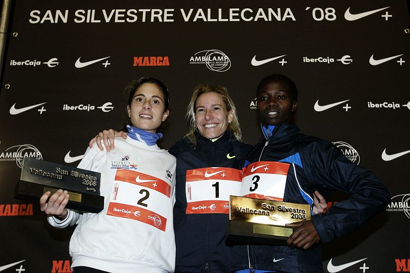 De izquierda a derecha posan en el podio después de la carrera San Silvestre Vallecana, la española Diana Martín, segunda en la competencia; la española, Marta Domínguez, ganadora de la categoría femenina y la keniata Eunice Jepkorir, tercer puesto.