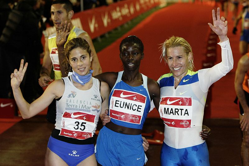 De izquierda a derecha posan en la carrera San Silvestre Vallecana, la española Diana Martín, segunda en la competencia; la keniata, Eunice Jepkorir, tercer puesto y la española, Marta Domínguez, la ganadora.