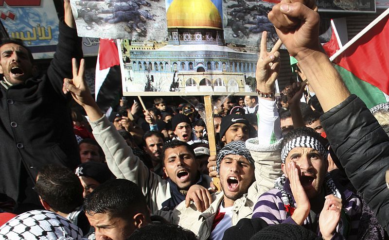 Manifestación contra Israel en Amán, la capital de Jordania. Protestan en el "Día de la Ira" convocado por el Movimiento Islámico de Palestina, Hamás, después de que una bomba matara a uno de sus líderes.