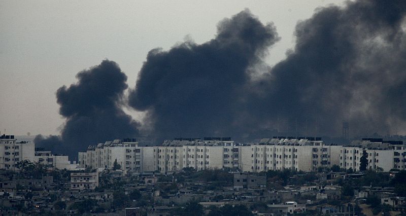 Columna de humo tras caer una bomba israelí sobre el norte de la Franja de Gaza.