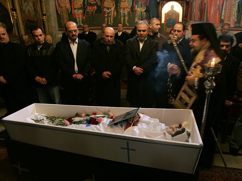 Funeral por Christine Turk, en la iglesia de Deir al-Laten en Gaza. Es una de las víctimas de los bombardeos israelíes sobre Gaza.