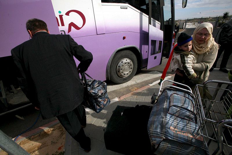 Palestinos se preparan para abandonar Gaza en autobús a través del punto fronterizo de Erez, en la frontera de Gaza con Israel, el 2 de enero. Las autoridades israelíes han abierto el paso fronterizo de Erez para permitir la salida de palestinos con