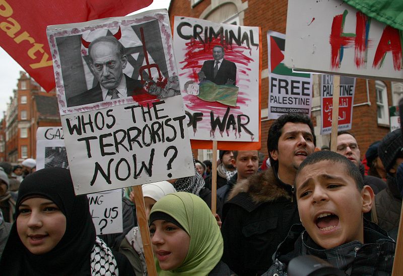 Un grupo de manifestantes protestan en la Embajada de Egipto en Londres.