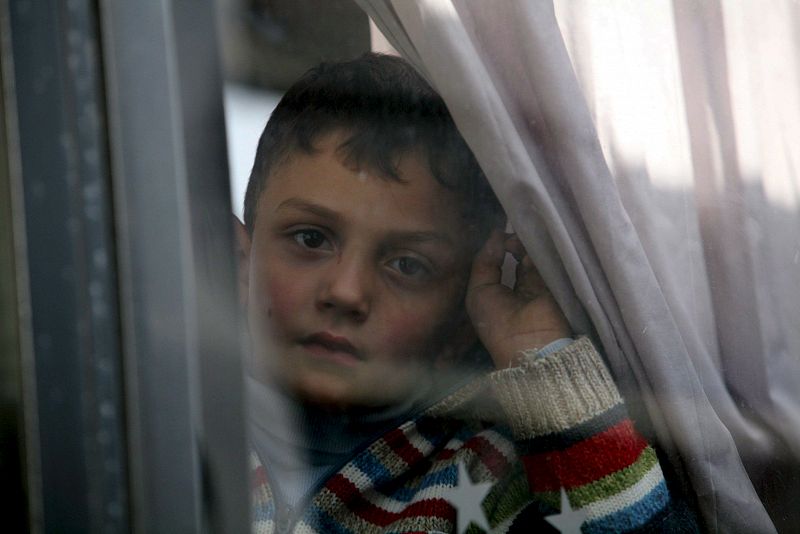 Uno de los niños que han abandonado la Franja de Gaza después de que Israel haya dejado salir a los palestinos con pasaporte extranjero ante una inminente ofensiva terrestre.