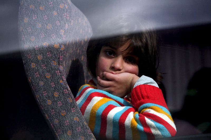 Una niña palestina en el autobús que la sacará de la Franja de Gaza a través del punto fronterizo de Erez. , en la frontera de Gaza con Israel, hoy 2 de enero de 2009.