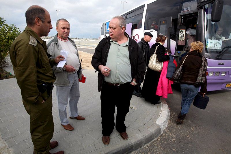 Palestinos se preparan para abandonar Gaza en autobús a través del punto fronterizo de Erez, en la frontera de Gaza con Israel, el 2 de enero de 2009. Las autoridades israelíes abrieron el paso fronterizo con Gaza de Erez.