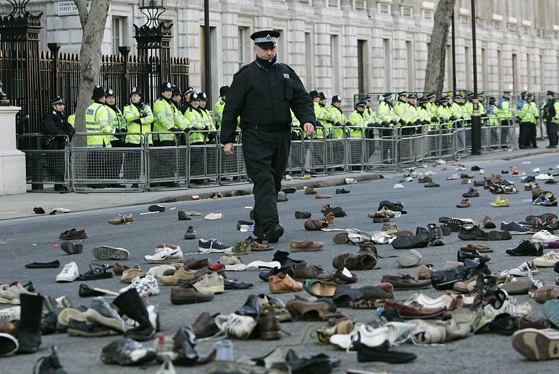 Manifestantes contra el bombardeo sobre Gaza tiran zapatos ante la residencia del Primer Ministro británico. (03/01/09)