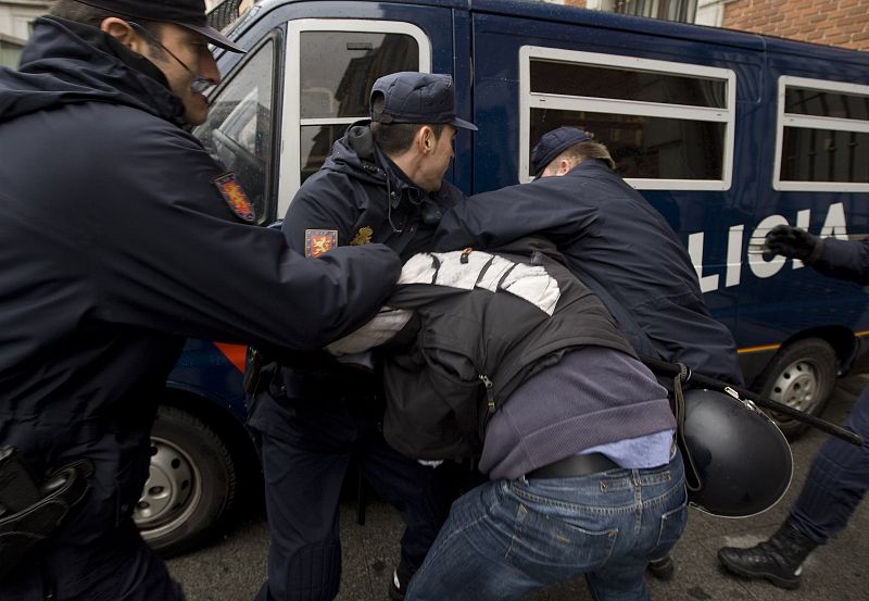 Agentes arrestan a un manifestante en Madrid en una marcha no autorizada de protesta contra el bombardeo de Israel sobre la Franja de Gaza. (03/01/09)