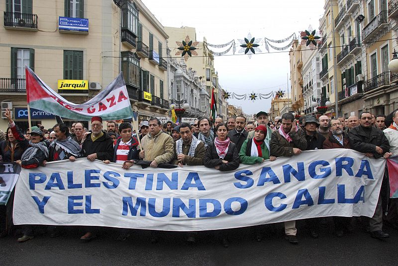 Manifestación favor de Palestina en Melilla. Protestan por la ofensiva del Gobierno israelí en la franja de Gaza. En la marcha han participado más de 3.000 personas -unas 20.000 según algunas fuentes de la organización. (03/01/09)