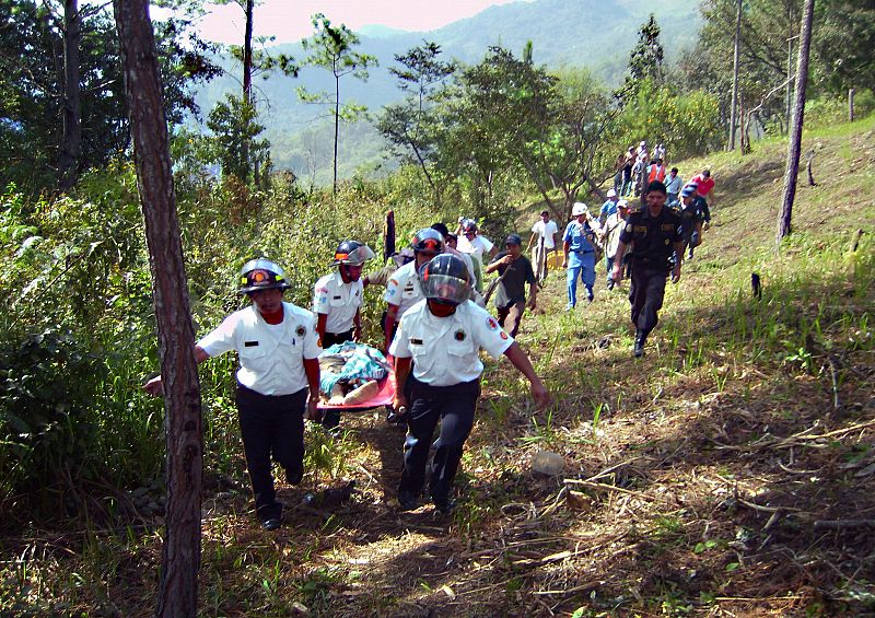 Los bomberos, durante el rescate.