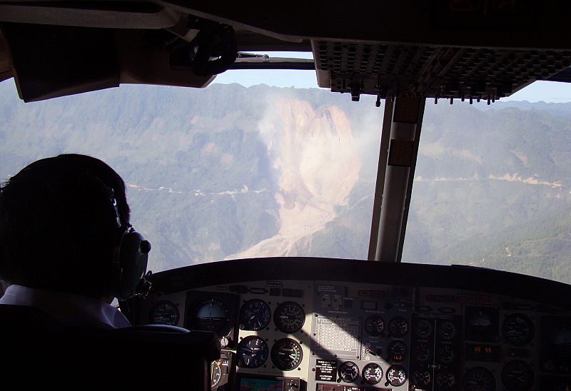 Un piloto guatemalteco reconoce la zona del derrumbe.