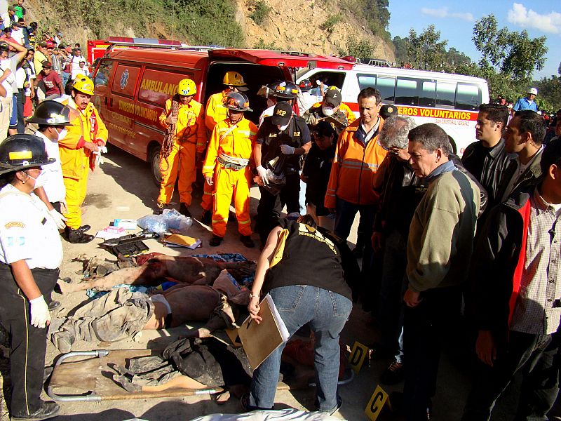 Los bomberos, ante las víctimas del derrumbe.