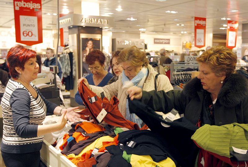 Los consumidores aprovechan para realizar compras en las grandes superficies y comercios que inician hoy las rebajas de invierno, que ya vivieron un adelanto el pasado 2 de enero en Andalucía, Comunidad de Madrid, Extremadura y Murcia.