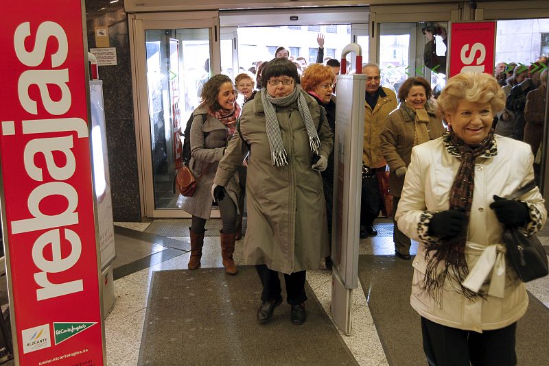 El momento de la apertura de las grandes superficies en rebajas se ha convertido ya en una imagen tradicional del final de la navidad.