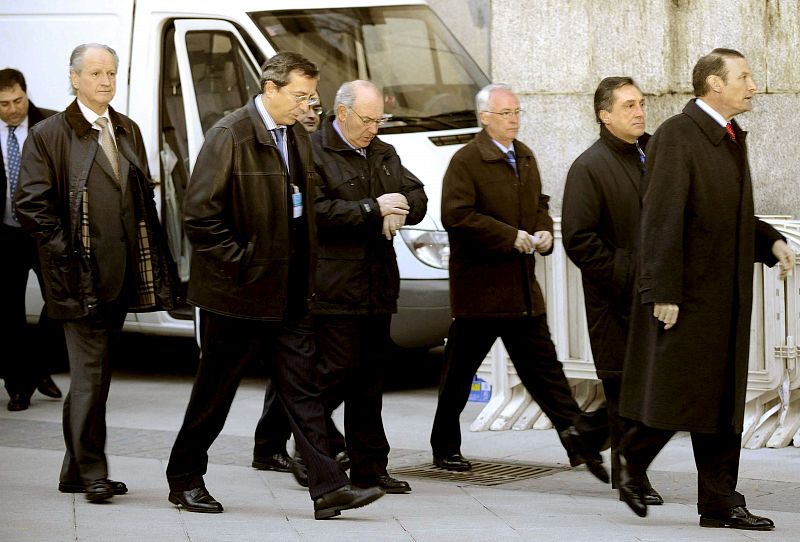 Ibarretxe, a la derecha, llega al Palacio de Justicia de Bilbao junto a miembros de la Ejecutiva del PNV.