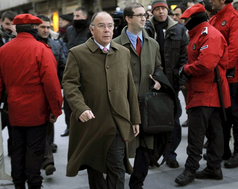 El vicepresidente del Foro de Ermua, Ricardo Benedi, llega al juicio contra el lehendakari.