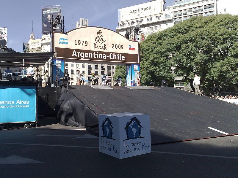 Podium de salida de la 30 edición del Rally Dakar.