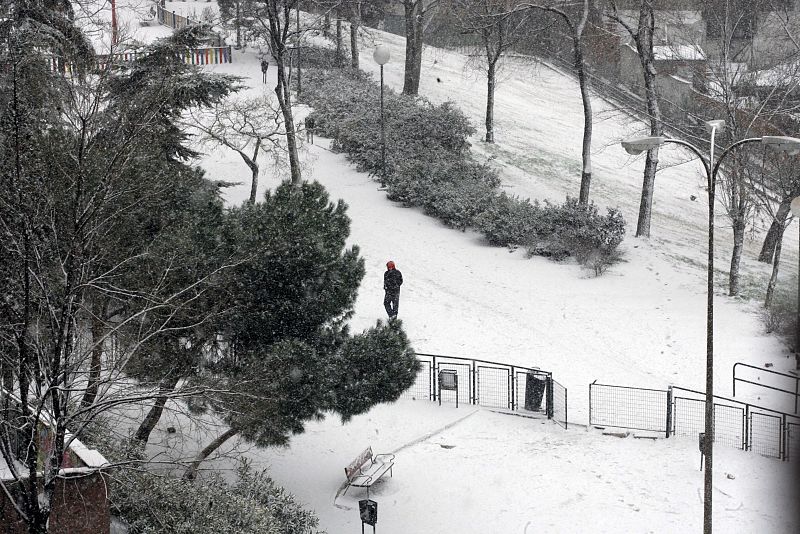 La nieve cubre el Cerro del Tío Pío, popularmente conocido como parque de las siete tetas, en el distrito de Vallecas (Madrid).