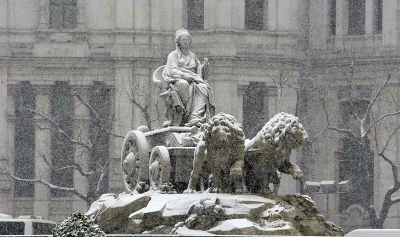 La nieve ha llegado hasta el centro de la capital. Imagen de la estatua de Cibeles nevada.