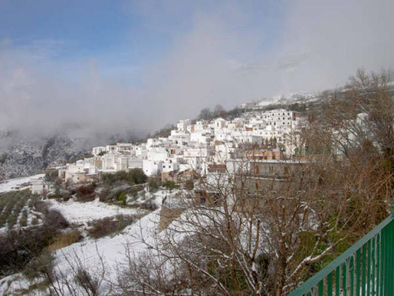 Preciosa imagen de un pueblo de Granada (Soportujar) totalmente nevado.
