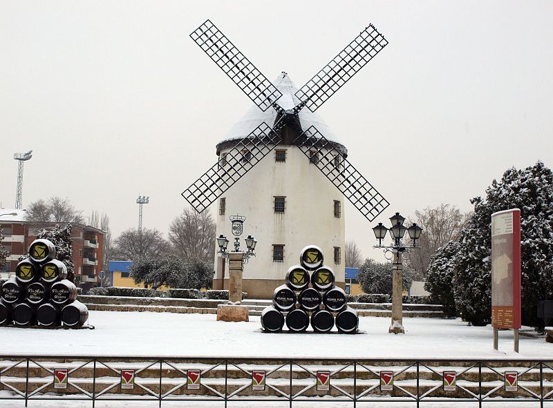 Un molino en Valdepeñas (Ciudad Real) cubierto de nieve.